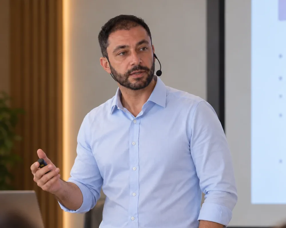 José Dantas speaking at a presentation
