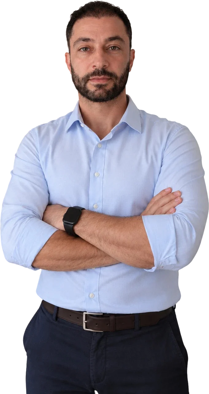 José Dantas, client acquisition consultant, with arms crossed