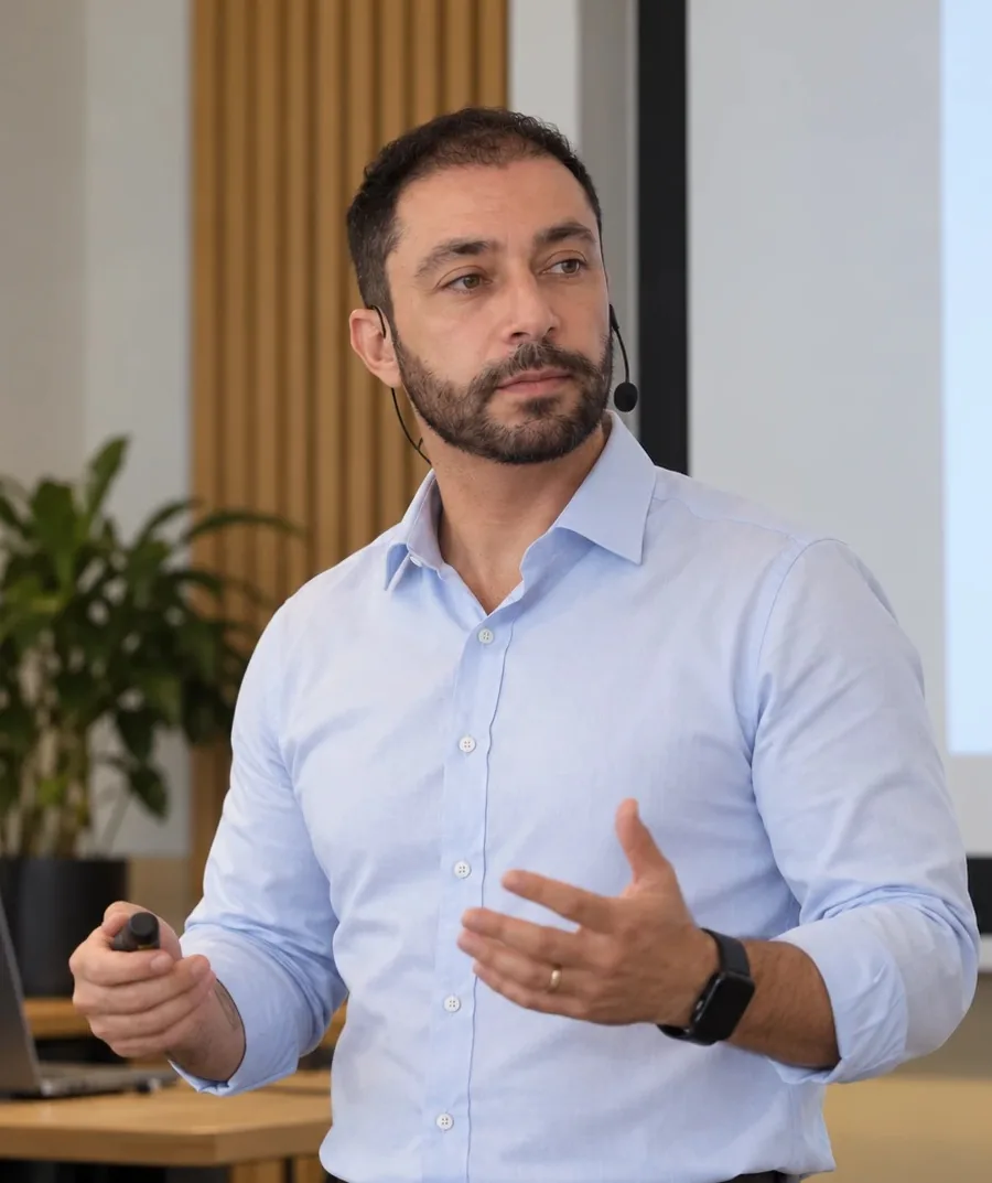 José Dantas presenting in a room, wearing a headset microphone